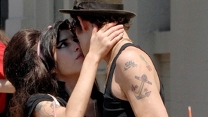 Amy Winehouse il saruta cu foc pe fostul sot, Blake Fielder!