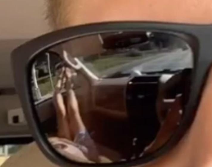 O femeie și-a prins iubitul că o înșela după ce a primit un selfie de la el