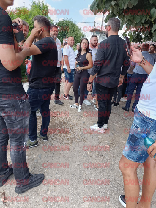 Fiica și fiul lui Cristian Popescu Piedone, la poarta penitenciarului alături de susținători. Cum așteaptă eliberarea. „Fericire maximă” VIDEO