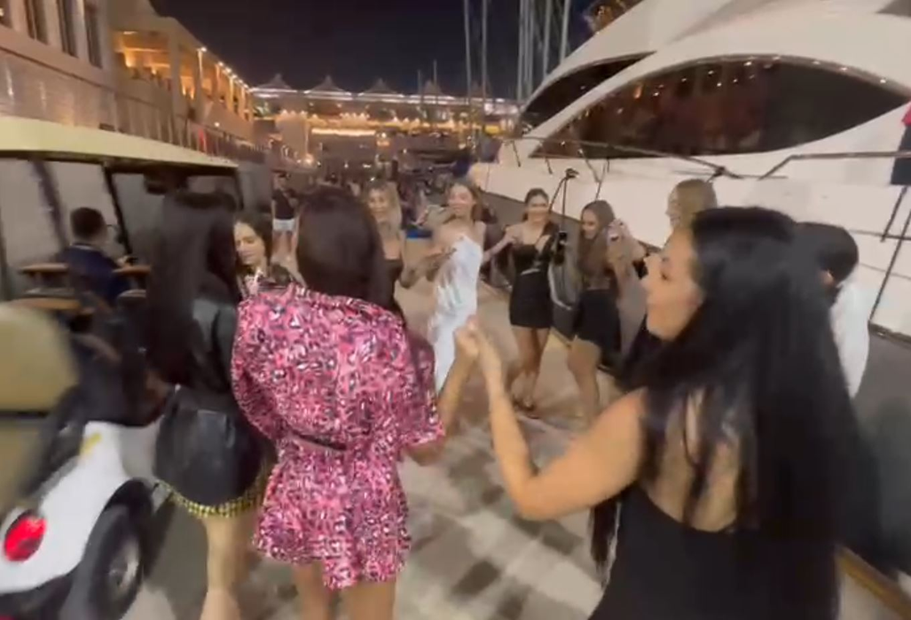România e prezentă la CM din Qatar! Mai multe “bunăciuni” au făcut senzație, lângă un yacht, și au atras privirile tuturor | VIDEO