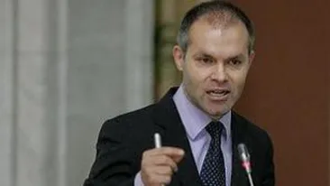 Culmea tupeului la Monnet! Elevii furau si de la profesori! Colectie de telefoane furate, la prietena elevei violate!