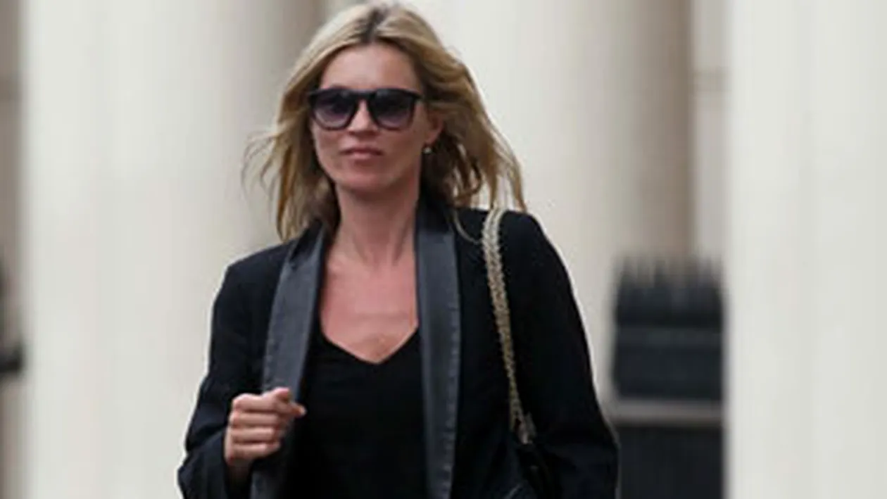 Kate Moss nu se uita la bani cand vrea sa arate bine! Isi face sala de gimnastica acasa