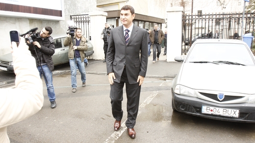 Procurorii nu i-au speriat deloc! Uite cum au intrat inculpatii din "Dosarul Transferurilor" în sala de judecata