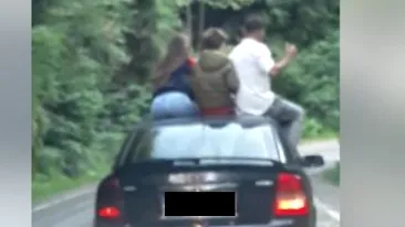 Teribilism pe Transfăgărășan! Patru tineri filmați pe plafonul unei mașini în mers