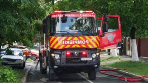 Incendiu devastator în Timișoara. O femeie a murit după ce a încercat să scape sărind de la mansardă