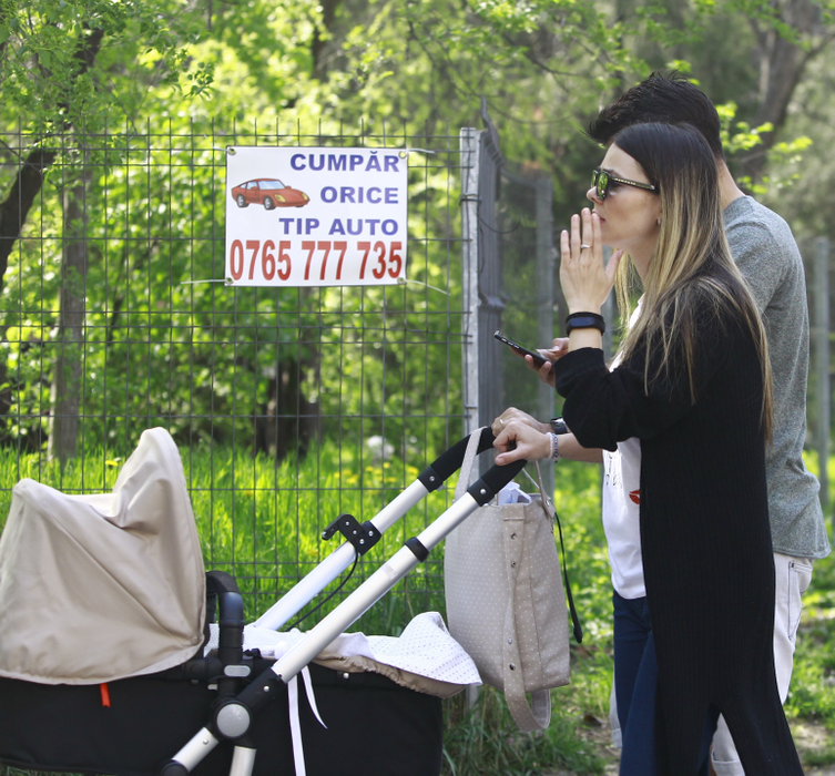 Romera Navarro şi-a scos soţia şi copilul la o plimbare în parc