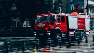 Incendiu la un clubul din Timișoara, după ce un fulger a lovit în curtea bazei de agrement