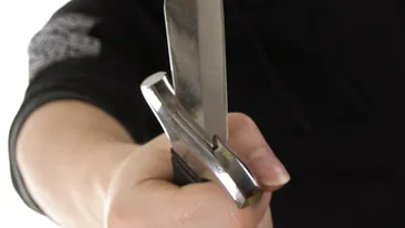 Jaf la o benzinarie din Deva! Un angajat a fost ranit cu un cutit!