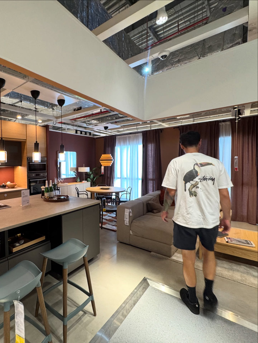 Cum arată apartamentul de lux în care locuiește Carmen Grebenișan! Influencerița a schimbat macazul: „M-am lăsat de stilul industrial”