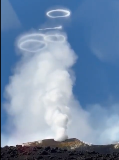 Cercuri de fum ies din Vulcanul Etna, din Italia / Foto: Captură Video