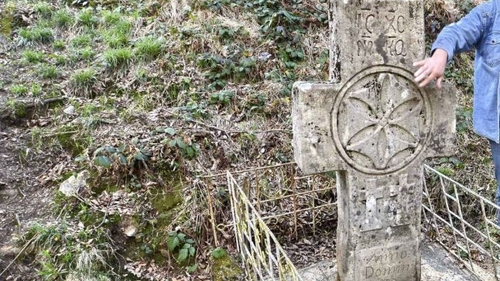 Descoperire stranie intr-un sat din Muntii Orastiei. Un localnic a gasit o cruce misterioasa in pamant, dupa ce nopti la rand un personaj dubios i-a aratat locul
