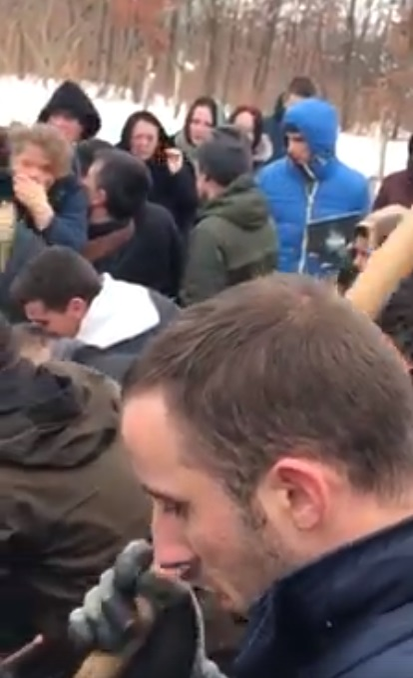 Imagini de la înmormântarea mamei din Timiș cu 18 copii! E cutremurător ce s-a întâmplat când au băgat-o pe Lidia în groapă. VIDEO