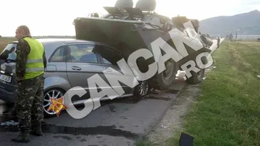 Un militar baut a intrat pe contrasens sI s-a urcat cu TAB-ul pe o masina!