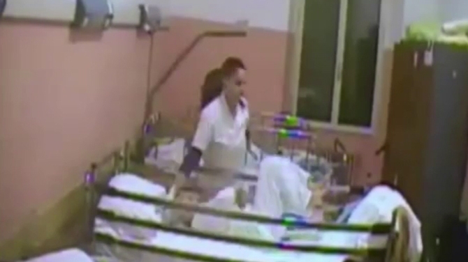 Vezi imagini socante cu batrani bolnavi maltratati intr-un alt azil din Italia! Secretara lui Ceausescu a copiat la indigo comportamentul unei alte romance!
