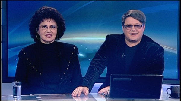 Fuego și Irina Loghin au ajuns într-un jurnal TV… cu peripeții. Cum s-au descurcat artiștii la pupitrul  știrilor