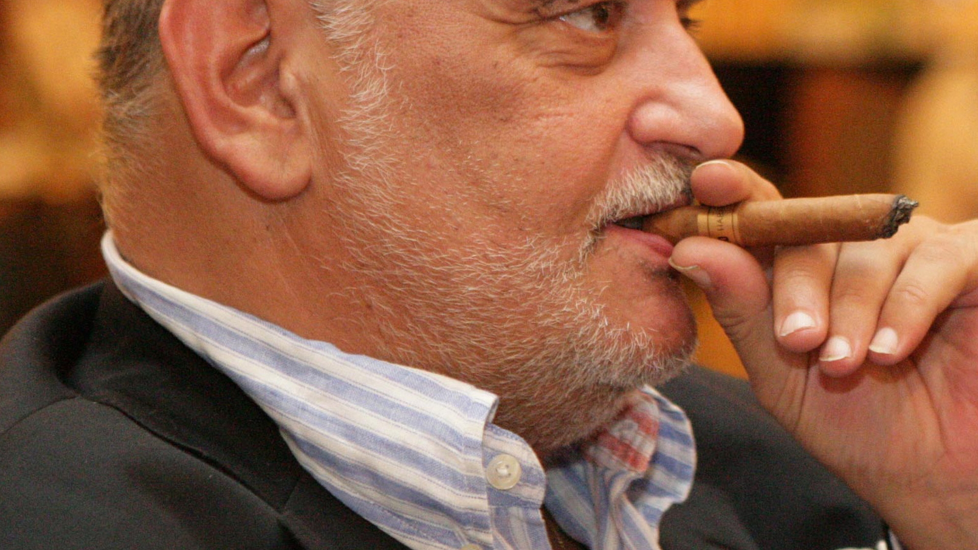 Dinu Patriciu plateste 8,1 milioane de euro ca sa ramana cu averea. El va plati o taxa de timbru mai mica decat sotia sa.