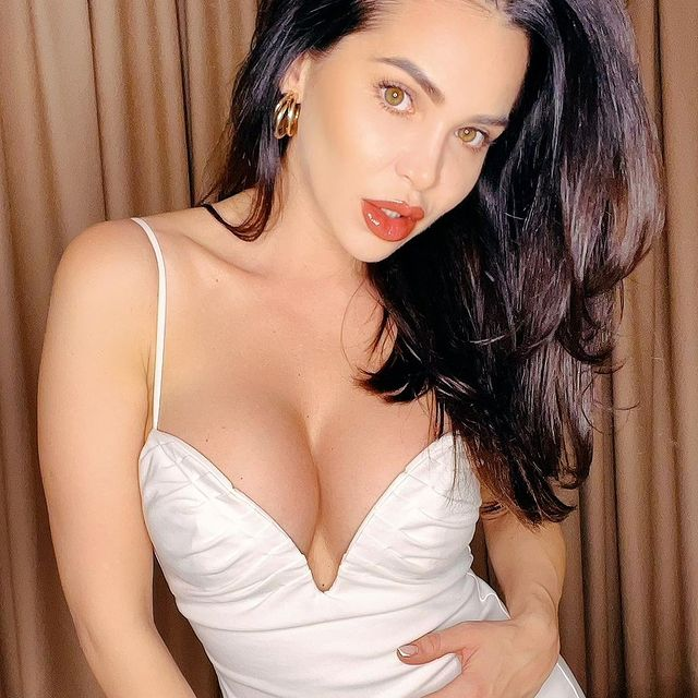 Claudia nu se sfiește să se afișeze în cele mai sexy ipostaze/ Sursă foto: Instagram.com