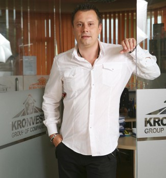 Harfele milionarului care și-a ucis bunica au făcut istorie pe litoral! Cămârzan venea la plajă cu elicopterul și comanda șampanie de 15.000 de euro sticla