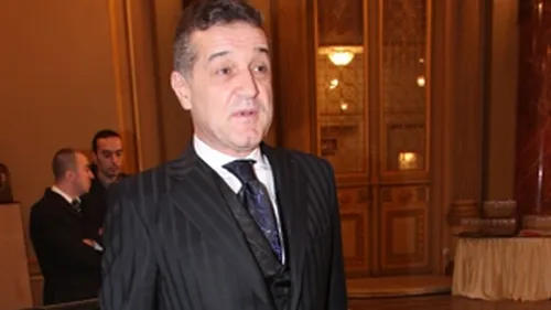 Gigi, innebunit sa-l vada mai bine pe cel mai frumos barbat din lume! S-a luptat pentru o masa cu vizibilitate buna