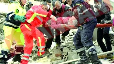 Loviti noaptea de un cutremur devastator