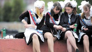 Asa se distreaza elevele din Rusia in ziua absolvirii! Isi arata chilotii si beau pe strada
