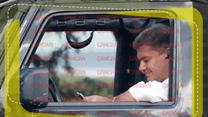 Cum îşi îneacă amarul Cristian Boureanu după scandalul monstru în care este implicat. I-a pus zâmbetul pe buze cu un mesaj şi...