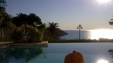 Marina Dina se lafaie la soare in toiul iernii! Vezi unde face plaja vedeta!