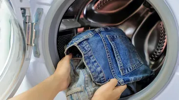 O dată la câte zile trebuie spălați blugii, de fapt. Greșeala pe care mulți o fac