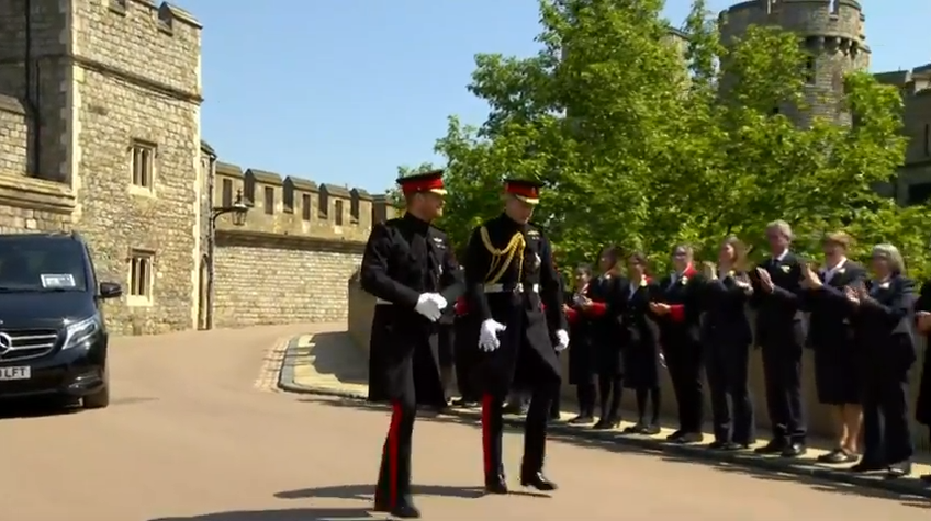 Prințul Harry și fratele lui. William, în costume de ceremonie, la sosirea la biserică