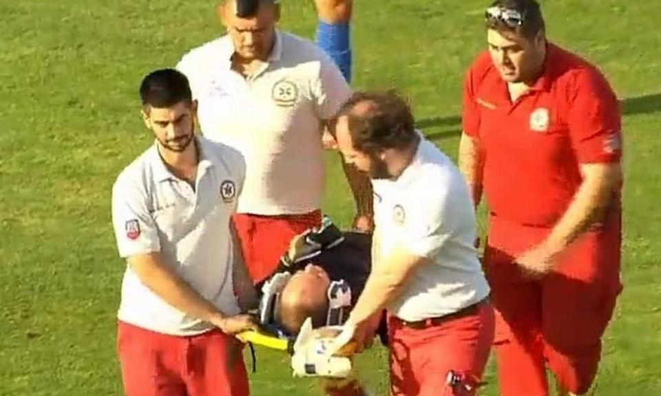 Marius Avram, momente de groază pe teren. Arbitrul a fost scos pe targă de la meciul pe care îl conducea în Europa League