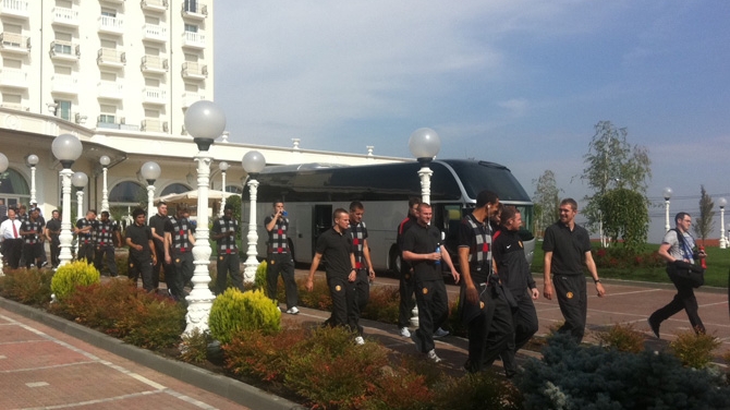 Starurile lui Manchester United stau pe iarba la Cluj pe prosoapele din camerele de hotel si la doi pasi de un excavator