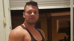 Gest INCREDIBIL! Un roman a fost la cimitir la prietenul sau isi achite datoriile: "Sa ai de Craciun, sa iti cumperi ce vrei"