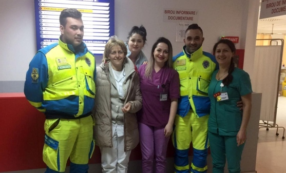 Această femeie grav bolnavă a fost ajutată de cadrele medicale din Italia să ajungă acasă la Oneşti ca să moară. Gestul a fost unul care a impresionat pe toată lumea