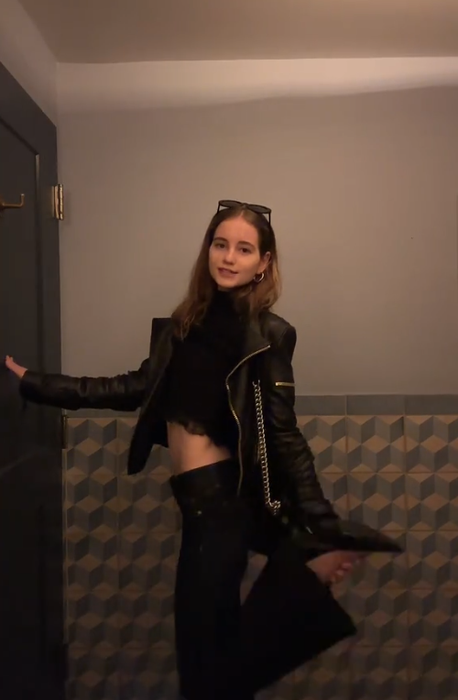 Cum s-a filmat Irina Columbeanu înainte să ajungă în România, la tatăl ei. Imaginile s-au viralizat rapid: ”Mini Monica Gabor!”