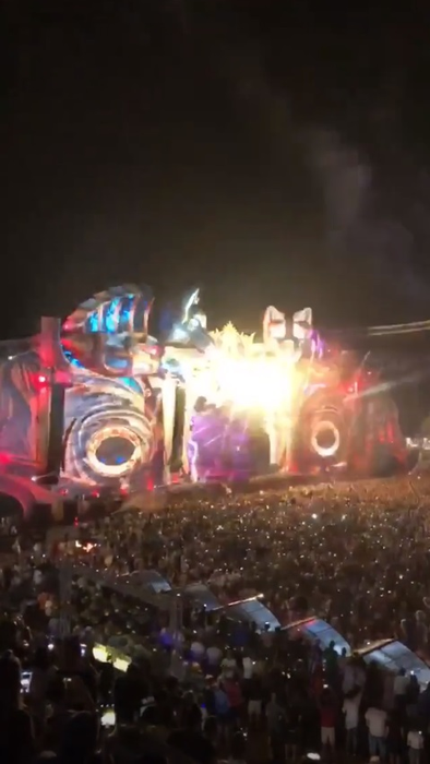 Cătălin Botezatu, sărutat cu patos de o brunetă focoasă la Untold! Imagini senzaționale din zona VIP a celebrului festival