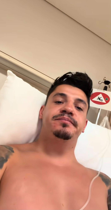 Imagine îngrijorătoare cu Bogdan de la Ploiești. Artistul a ajuns pe perfuzii