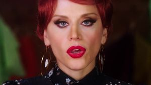 Lori, cele mai multe roluri în noul clip! Cum îţi place mai mult de ea, casnică sau incitantă?