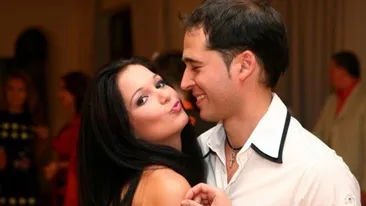 Silicoanele sotiei lui Dinu Maxer o iau la vale! Fara sutien, sanii Andreei resimt din plin efectul gravitatiei