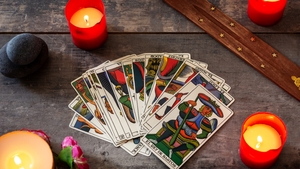 Cartea de Tarot de azi, 5 aprilie 2026. Patru de Bâte îți spune că fundația ta e mai solidă decât crezi