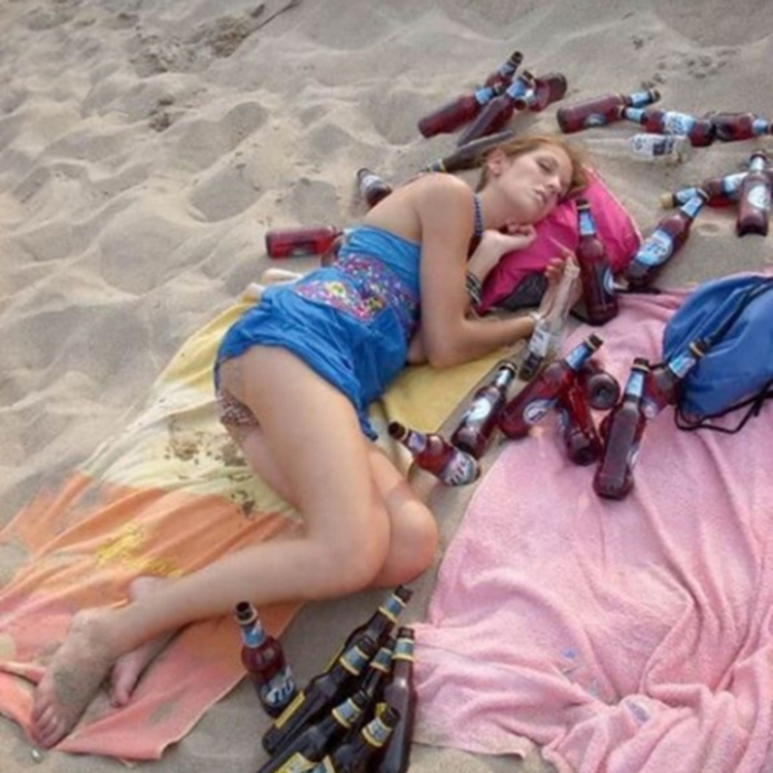 Desfrâu la mare! Aceste fete s-au îmbătat pe plajă și s-au dezbrăcat sub privirile tuturor