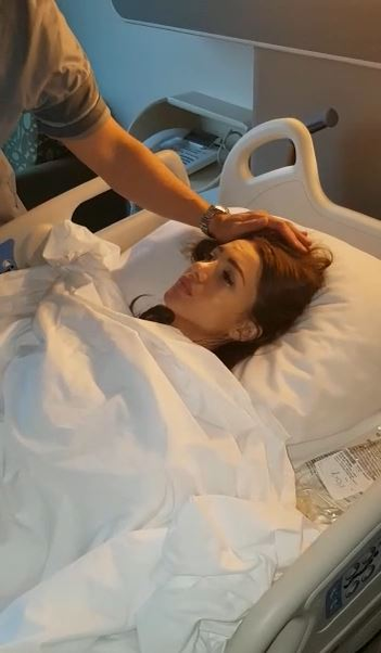 Iubitul turc o sărută, la prima vizită după operație