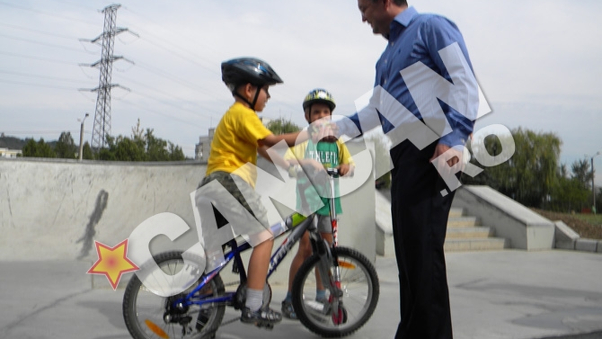 Faceti loc, Boc s-a suit pe skateboard! Uite cum a incercat sa-si tina echilibrul!