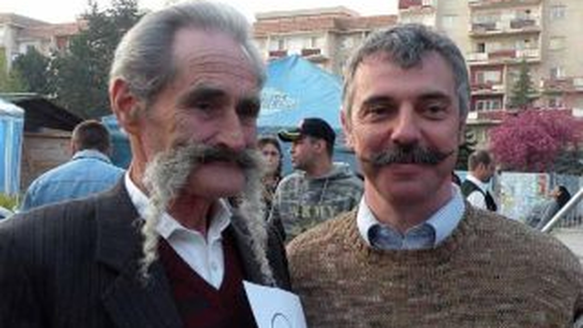 Un barbat cu mustata lunga de 62 de centimentri a castigat concursul de mustati de la Sfantu Gheorghe