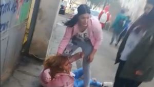 IMAGINI ŞOCANTE. Elevă de liceu din Alexandria, bătută cu pumnii şi cu picioarele, pe stradă, de una dintre colegele ei