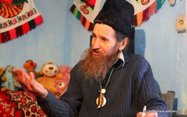 Românul din munţi care trăieşte ca un vraci dac. Cunoaşte secretele plantelor vindecătoare ale strămoşilor şi are doar fete… Multe fete!