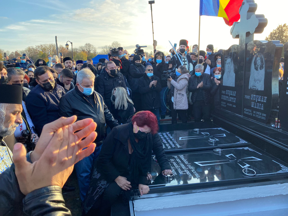 Surorile lui Petrică Mîțu Stoian, îngenuncheate de durere. Ce au strigat cele două în faţa mormântului