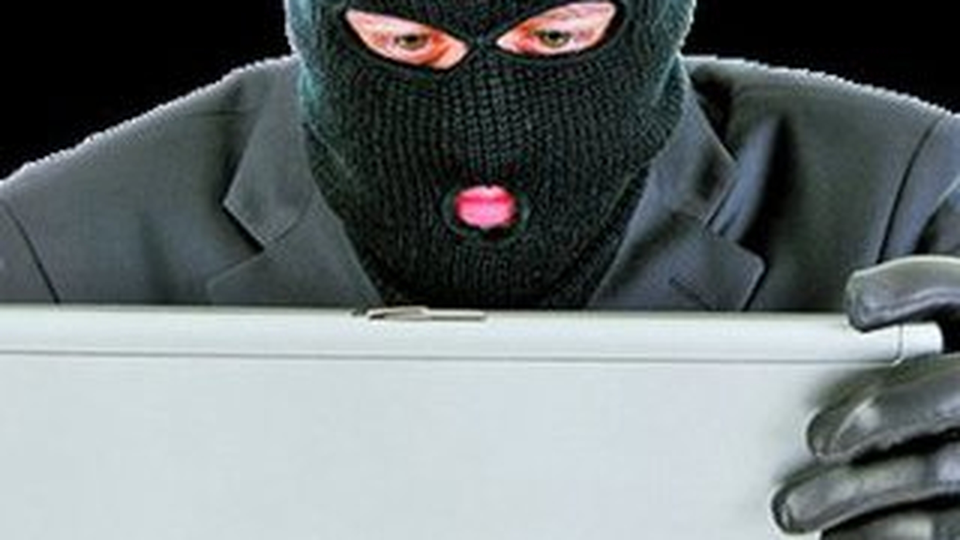 Hotii te fileaza pe internet