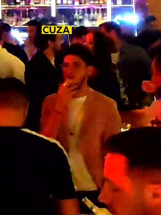 Masa din club a fost full de băieți / (Sursa: CANCAN.RO)