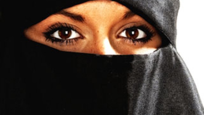 Mai constrânse ca niciodată. Femeile din Arabia Saudită sunt urmărite de autorităţi prin dispozitive de ultimă generaţie