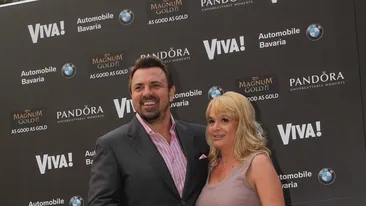 Cele mai discrete cupluri mondene din Romania au iesit din casa sa socializeze! Vezi imagini rare cu perechile vedetelor!